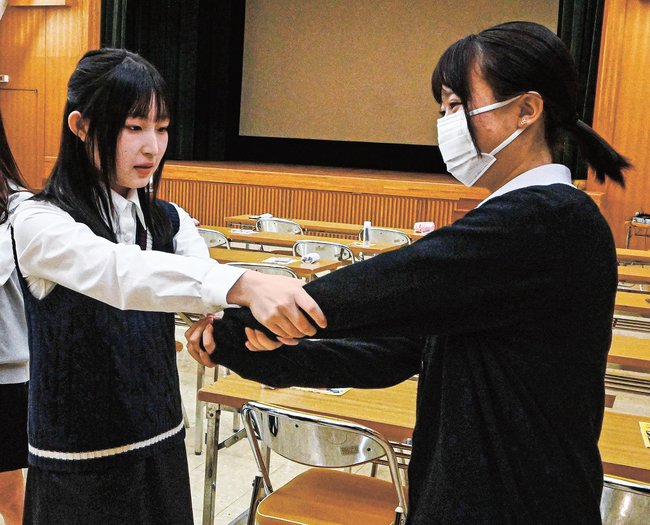 教わった護身術を実践する学生=松江市南田町、島根県歯科技術専門学校