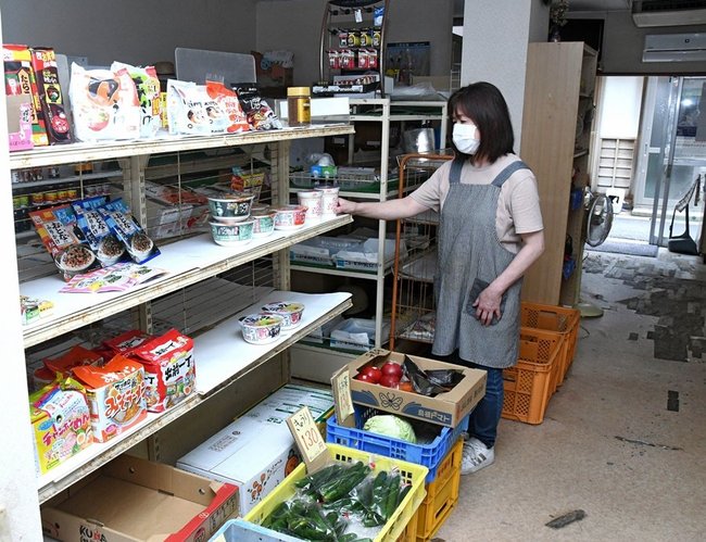 品薄になった商店の棚＝出雲市大社町日御碕