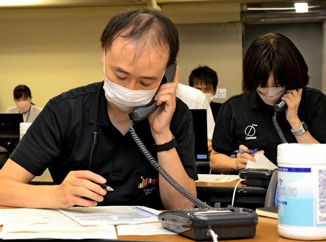 運用が始まったコンタクトセンターで陽性者から情報を聞き取る鳥取県職員=鳥取市東町1丁目、県庁