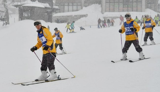 新雪の豪円山エリアを楽しむ利用客＝鳥取県大山町大山、だいせんホワイトリゾート