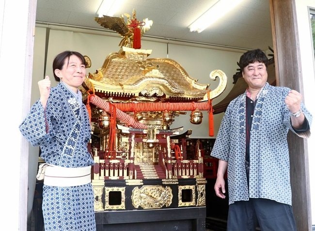 担ぎ出す本宮を前に決意を新たにする松江天神神輿連の小西伸明宮頭（右）と睦会の飯塚聖子会長＝松江市天神町