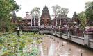 ハスの池に囲まれたサラスワティ寺院