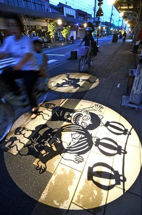 鬼太郎とねこ娘が盆踊りをする影絵