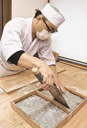 年越しを前に多くの注文を受け、そばを打つ職人＝松江市奥谷町、神代そば