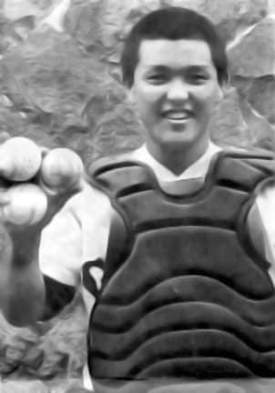 夏の島根県大会３回戦で３打席連続本塁打を放った谷繁元信さん。３個のボールを手に笑顔を見せる