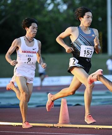 【男子５０００メートル】力走する三浦龍司＝北見市東陵公園陸上競技場