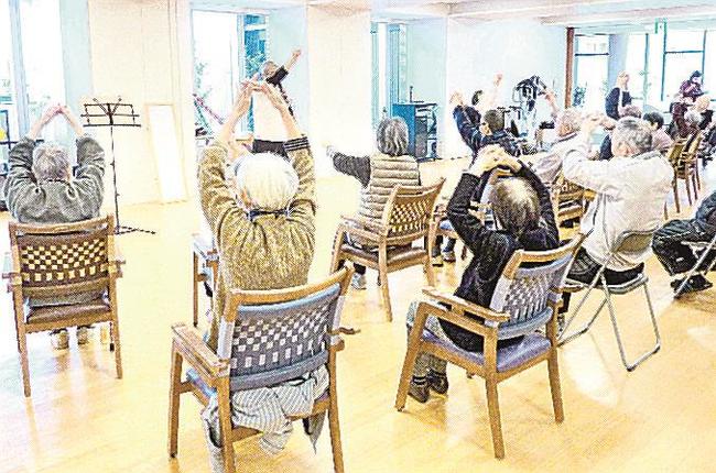 介護が必要にならないように体を動かす高齢者＝２０２３年１月、千葉県船橋市（資料）