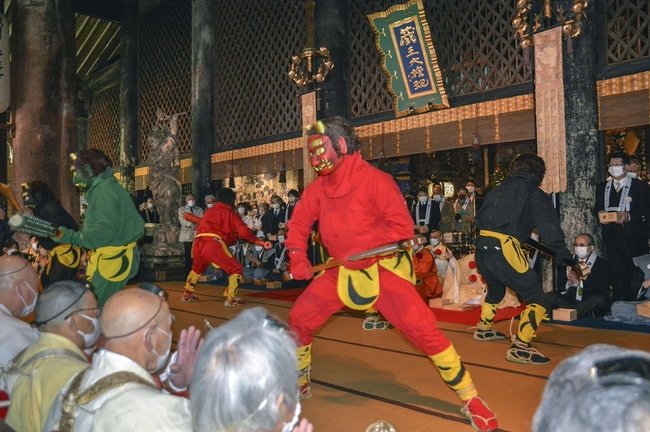 世界遺産・金峯山寺蔵王堂で行われた節分会行事。鬼を集めて帰依させるため「福は内、鬼も内」と唱える＝２０２３年２月３日、奈良県吉野町