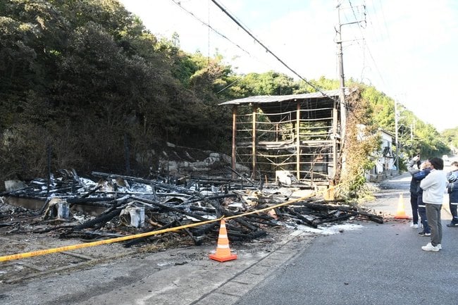 全焼した元民宿の住宅(手前)と町有のシェアオフィス(奥)=4日午前9時48分、島根県海士町福井