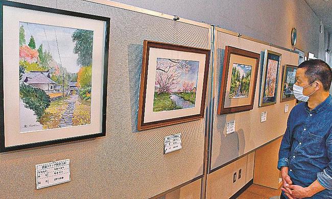 展示された作品に見入る来場者＝松江市東朝日町、中国電力ふれあいホール