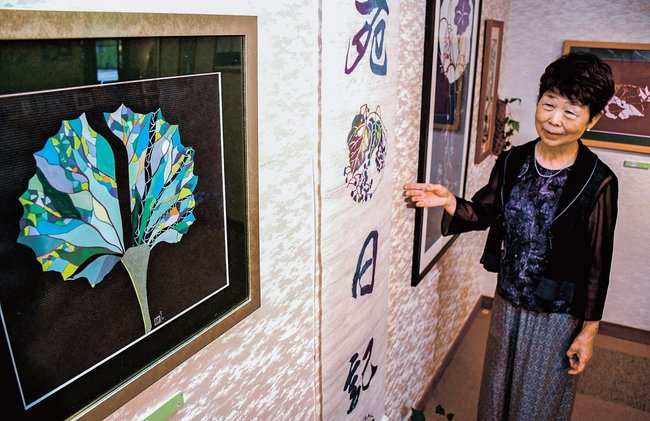 作品を紹介する鳥屋尾洋子さん＝出雲市天神町、今岡美術館