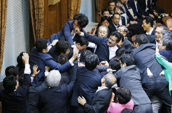 ２０１５年９月、参院平和安全法制特別委で、安保関連法案の採決をめぐり委員長席付近でもみ合う与野党の議員