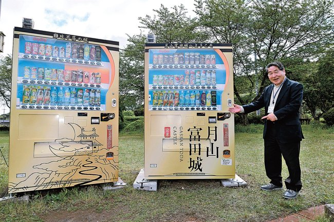 月山の麓に設置されたしゃべる自販機=安来市広瀬町町帳、道の駅広瀬・富田城