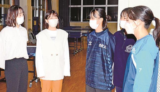 食育ブースのアイデアを出し合う出雲工業高の生徒と県立大出雲キャンパスの学生＝出雲市上塩冶町、出雲工業高校