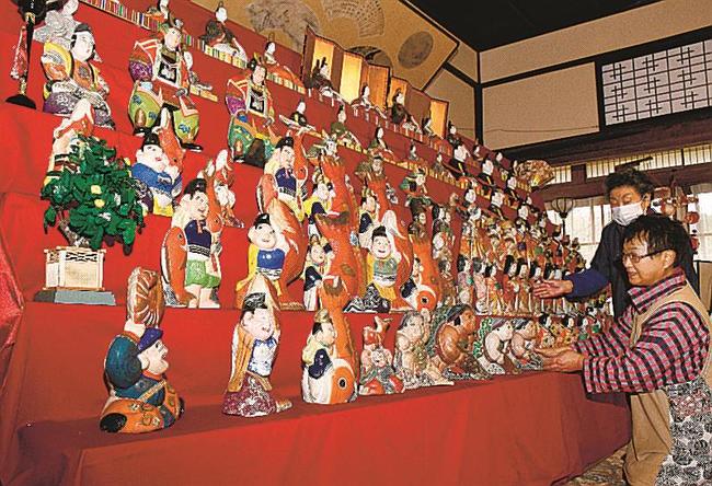 長浜人形を並べる会員＝島根県邑南町日貫、旧山﨑家住宅