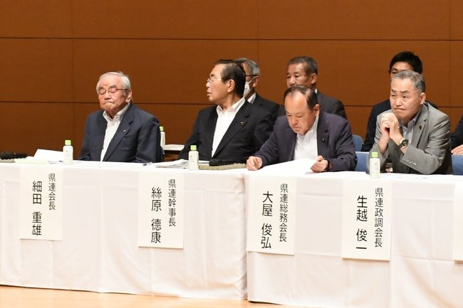 合同会議前、壇上に並ぶ自民党島根県連役員＝松江市朝日町、松江テルサ