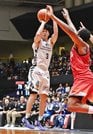 【第１５戦・島根－三遠】第４クオーター、島根の安藤誓哉（左）が３点シュートを決め、８２－７９とする＝豊橋市総合体育館