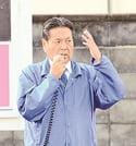 一夜明け、街頭で演説する湯原俊二氏＝米子市東福原１丁目