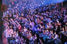 約１２００人を収容する特設の巨大テントは空調も完備