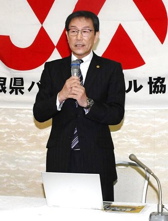 チーム名公募について説明する岸本強会長＝松江市殿町、サンラポーむらくも
