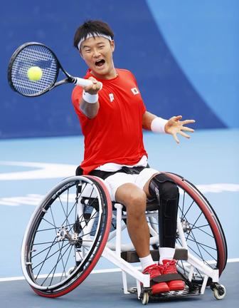 男子シングルス２回戦　プレーする三木拓也＝有明テニスの森公園