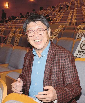 「音楽の楽しさを伝えたい」と話す藤重佳久さん＝浜田市黒川町、石央文化ホール