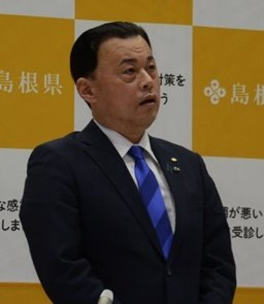 記者会見で質問に答える知事