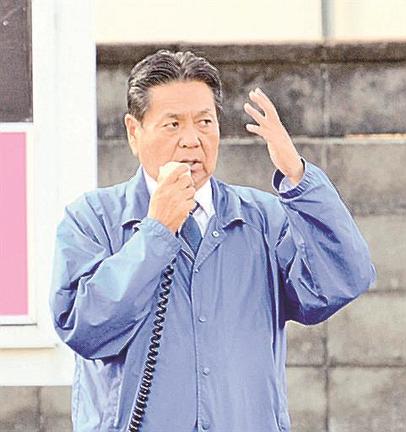一夜明け、街頭で演説する湯原俊二氏＝米子市東福原１丁目