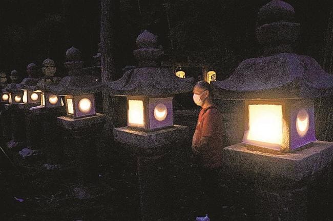 石灯籠に火が灯り、荘厳な雰囲気となる月照寺＝松江市外中原町