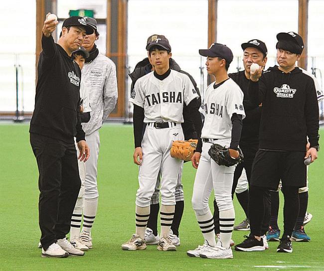 変化球の投げ方を教える黒田博樹さん（左）＝出雲市矢野町、出雲ドーム