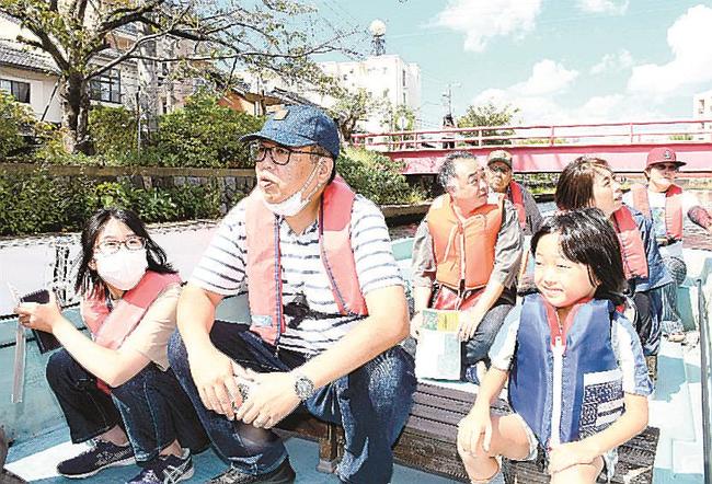 加茂川・中海遊覧船から米子の街並みを楽しむ参加者＝加茂川