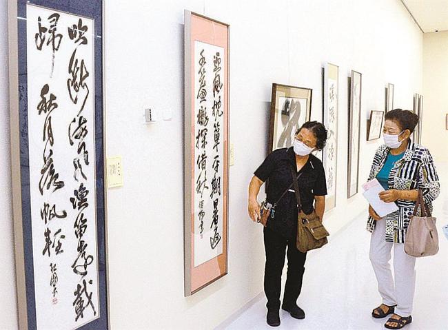 作品を鑑賞する来場者＝米子市中町、市美術館