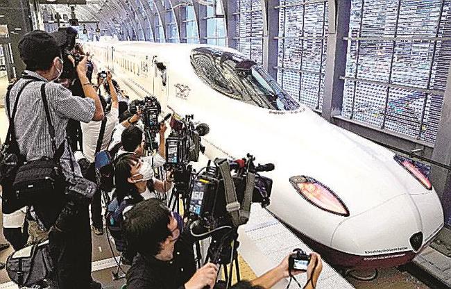 ＪＲ長崎駅を出発する西九州新幹線「かもめ」の一番列車＝２３日