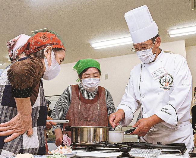 ソースのゆで加減を教える岡本裕明さん（右）＝浜田市周布町、周布まちづくりセンター