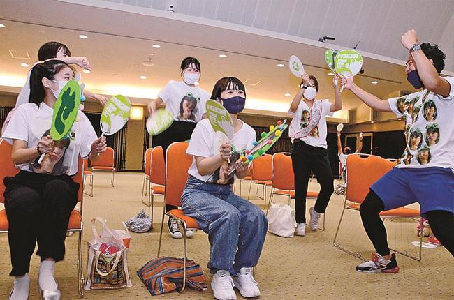 入江聖奈の金メダル獲得を喜ぶ後藤ケ丘中学校の同級生＝米子市末広町、米子コンベンションセンター