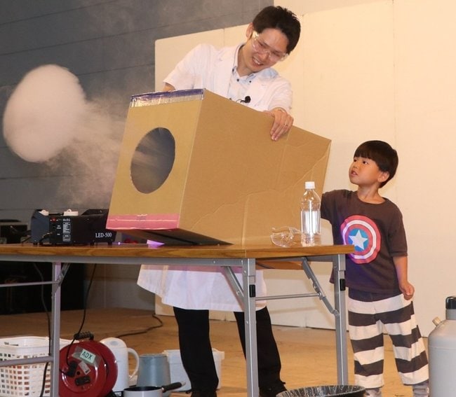 科学実験ショーで空気砲を飛ばす参加者=松江市学園南1丁目、くにびきメッセ