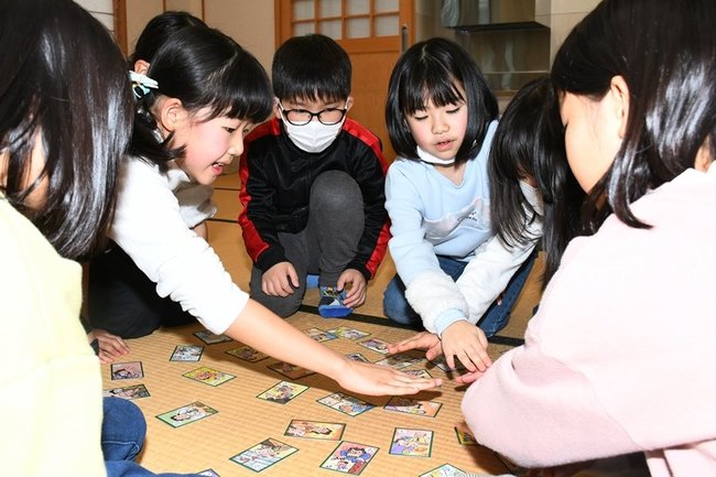 絵札を取る児童たち＝雲南市大東町大東、大東交流センター