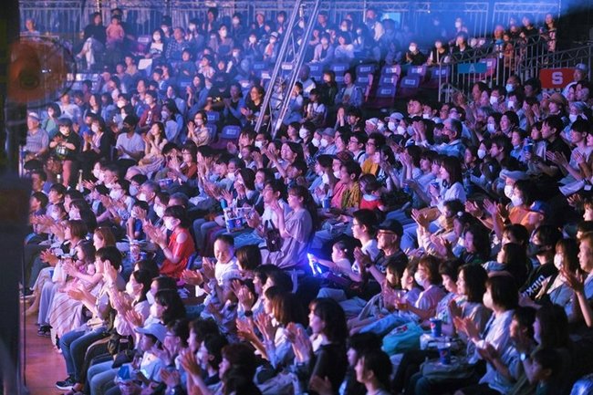 約１２００人を収容する特設の巨大テントは空調も完備