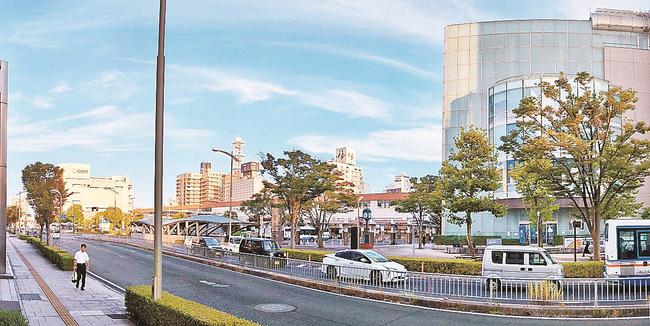 一畑百百貨店（左端）や松江テルサ（右端）が隣接するＪＲ松江駅北口＝松江市朝日町