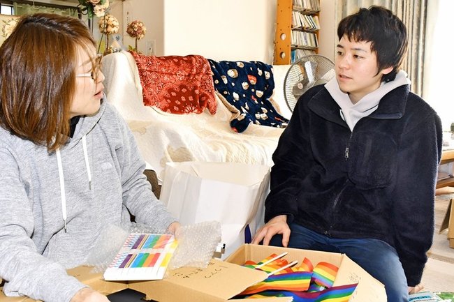 パレードに向けて準備を進める佐藤みどりさん（右）＝松江市内