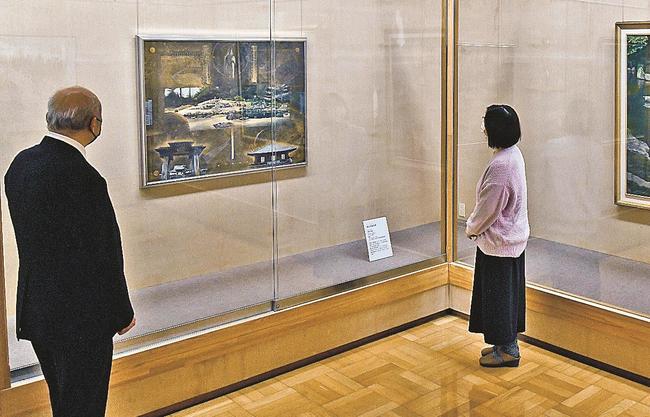 雪舟やゆかりの寺院を描いた絵画を鑑賞する来場者＝益田市乙吉町、市立雪舟の郷記念館