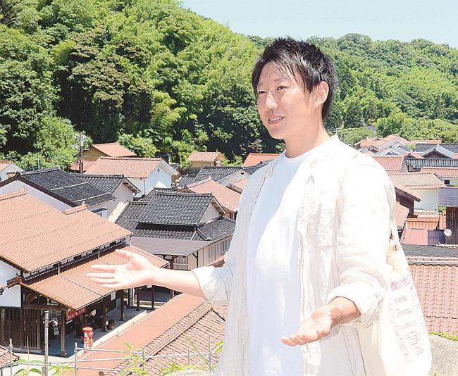 新たな視点で石見銀山遺跡の魅力を調査する金田郁也さん＝大田市大森町