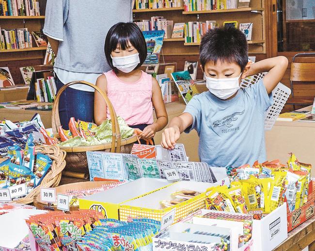 駄菓子を選ぶ来店した子どもたち＝鳥取県八頭町見槻中