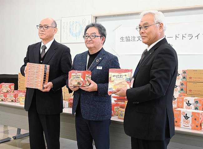 記念写真に納まる(左から)中島良二会長、安井光夫理事長、末成弘明会長=浜田市野原町、市総合福祉センター