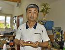 手掛けた自動車模型を手にする渡部洋士さん