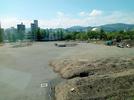 高速バスの車内から撮影した旧広島市民球場跡地。右側中央にライトスタンドの一部が残っていた＝６月２２日、広島市中区