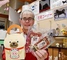 
          
クッキーや犬用ジャーキーなどの関連商品が並ぶ石号コーナー＝益田市美都町宇津川、道の駅サンエイト美都
        