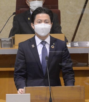 住民投票の実施に反対する意見を述べる上定昭仁市長＝松江市末次町、市役所