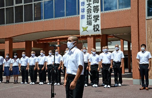 出発式で甲子園での活躍を誓う米子東高野球部の長尾泰成主将＝米子市勝田町、米子東高