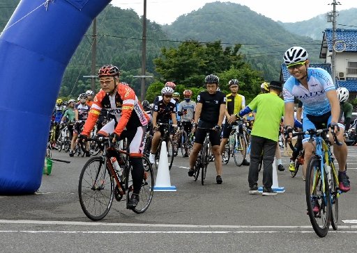 道の駅「赤来高原」を笑顔でスタートする参加者=島根県飯南町下赤名